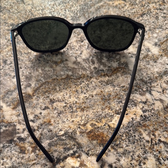 Ray-Ban Classic Black Sunglasses, lenses not good. Frames still in good shape. - Picture 3 of 4
